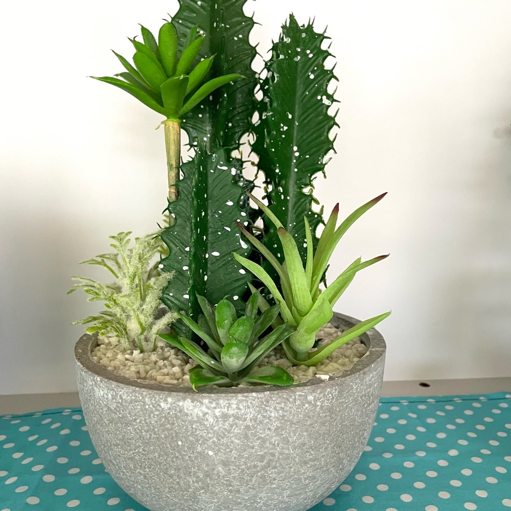 🎈sale🎈Vibrant Green Faux Floral Accents in Gray Planter